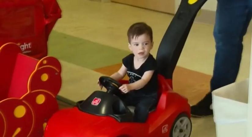 "Olyan fejlődési mérföldköveket ér el, amit korábban nem láttunk" - Különleges botox-kezelés segít a ritka betegségben szenvedő kisfiúnak