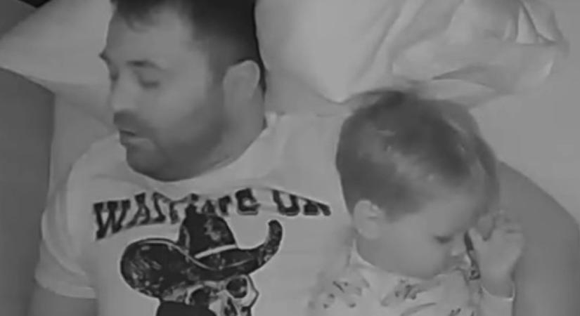 Az apa fekteti le a gyereket: Nem hiszi el az anya, amit a babakamerán lát