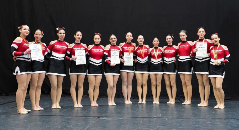 Erős nemzetközi mezőnyben bizonyítottak a veszprémi cheerleaderek