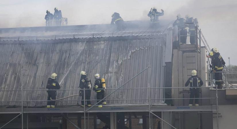 Újabb információk: nem várt akadályok nehezítették az SZMK épület oltását, a mobil labort is riasztották (galéria, videó)