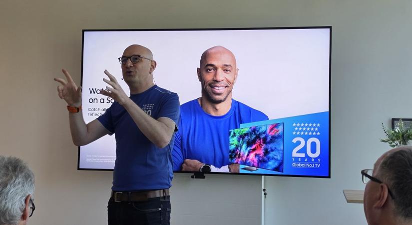 Világhírű focistával puszizkodott össze a Samsung