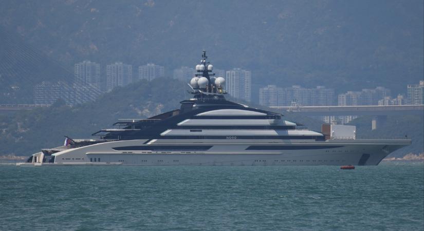 Átsuhant egy félmillárd dolláros orosz szuperjacht a Hormuzi-szoroson – videó