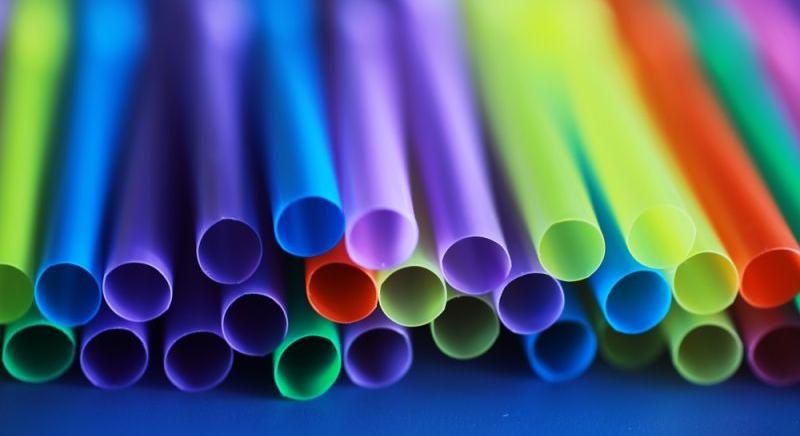 Börtönbe küldik a fiút, aki megnyalta a szívószálat