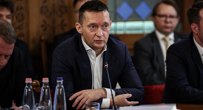 Rogán Antalról közölt fotót Juszt László, aki szerint a letelepedési kötvényprogramban volt csavar