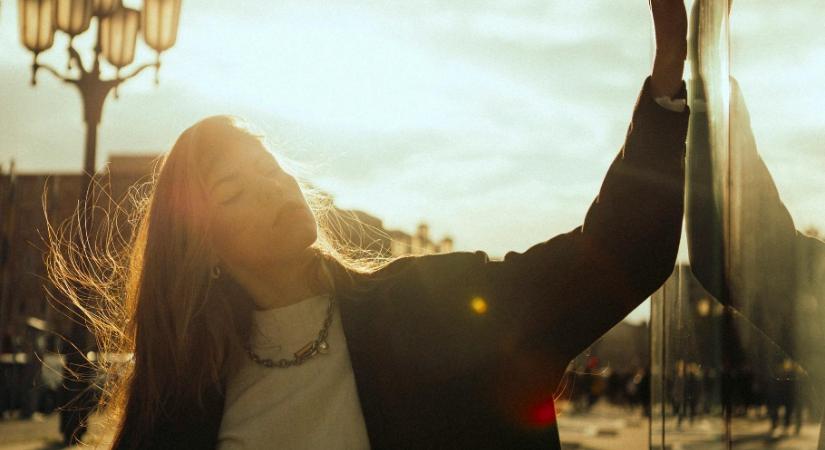 Napi horoszkóp, 2026. április 29.: Az Ikrek spontán randin köthet ki, a Halaknak döntenie kell