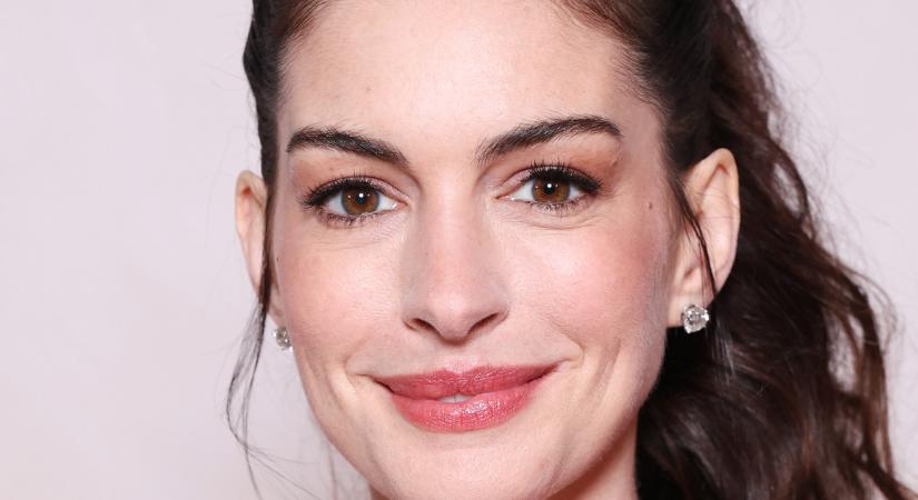 Anne Hathaway bemutatja: íme a nőies, mégis kényelmes outfit, ami kihagyhatatlan a stílusos nők számára 2026 tavaszán
