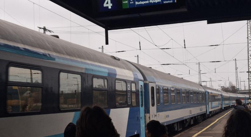 Szabadnapos rendőrnő kapcsolt le egy késsel fenyegetőző férfit a Nyíregyházáról Budapestre tartó vonaton