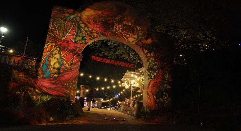 Április 30-án feléled a szigligeti vár: 65 film, szuper koncertek – Ilyen lesz az idei MEDIAWAVE