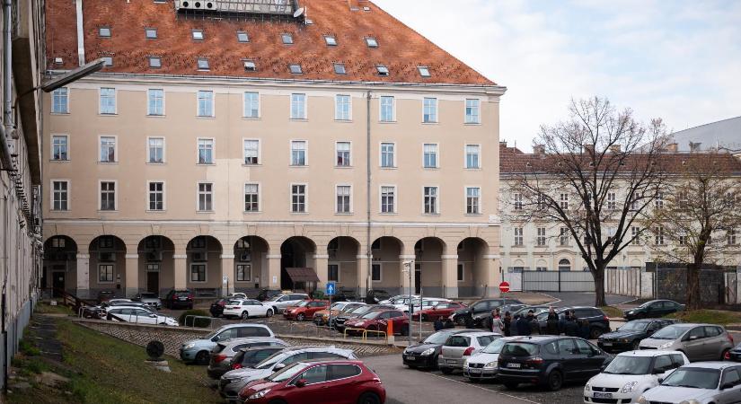 Több száz parkolóhelyet bérelnek a fővárosi cégek és intézmények, a Budapest Brand ügye csak a jéghegy csúcsa volt