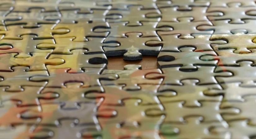 Négy év alatt rakta ki a világ legnagyobb puzzlejét egy nagypapa – Ön szerint hány darabos?