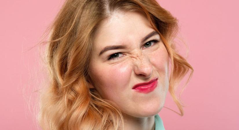 5 gesztus, ami azonnal ellenszenvessé tehet mások szemében