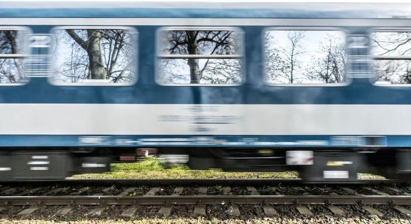 Késsel fenyegetőzött egy férfi a szolnoki vonaton – pánik tört ki az utasok között