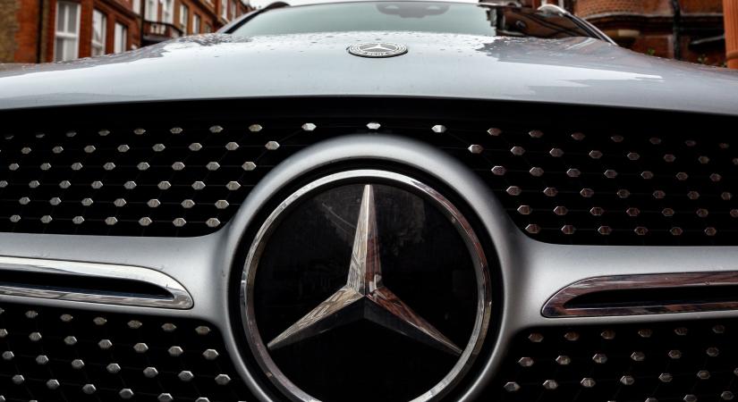 Mi legyen a sorsa ennek a járdára parkolt Mercedesnek?