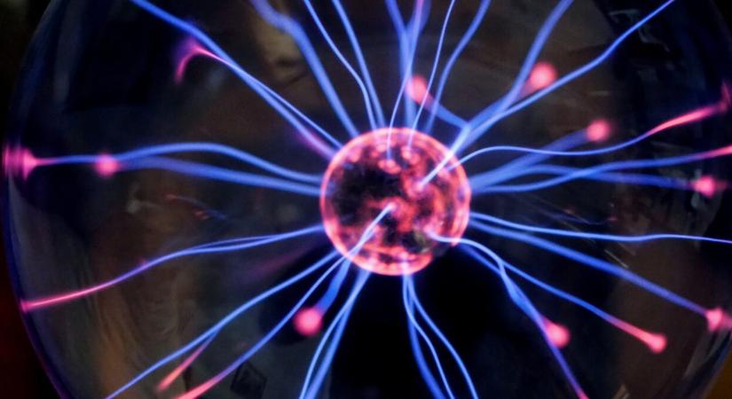 Hogyan zajlott Tesla és Edison konfliktusa, és mi történne most?