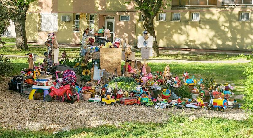 Képeken: játékokból, üzenetekből nőtt ki különös mesevilág Dunaújvárosban