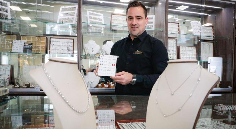 Virág, ékszer vagy pénz? Így ajándékozunk ballagáskor