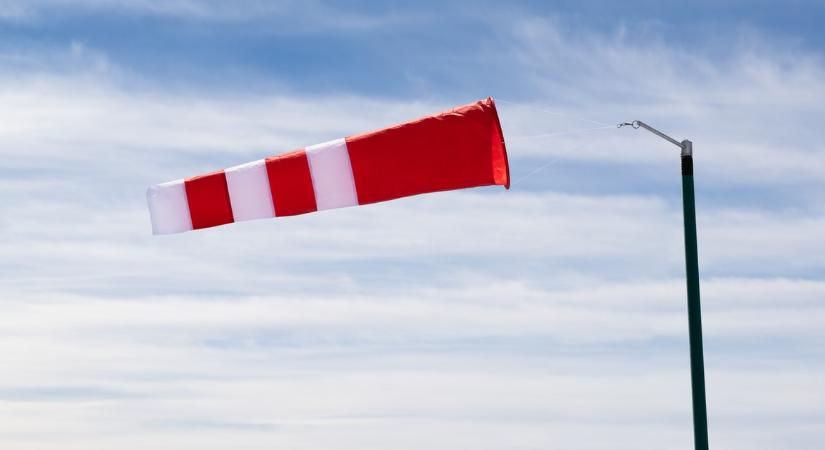 Kiadták a riasztást! Órákon belül lecsap az orkán erejű szél - ilyen időre kell számítani