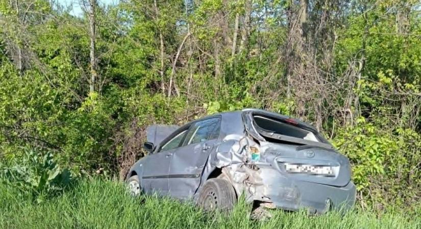 Helyszíni fotókon a tatai baleset: egy sérültet szállítottak kórházba a mentősök