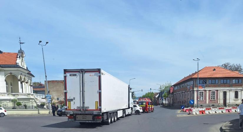 Tolta maga előtt a kamion a személyautót egy marosvásárhelyi körforgalomban (VIDEÓ)