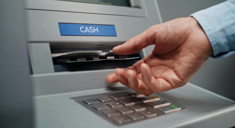 Milliós ATM-es csalássorozatra derült fény: Ezzel a trükkel etették be a bankjegykiadó automatákat