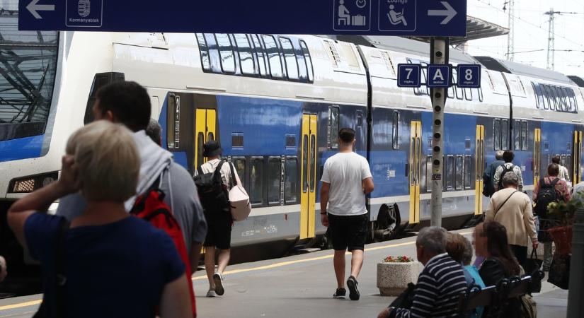 Személyvonattal ütközött össze egy kisteherautó ezen a szakaszon: itt vannak a részletek