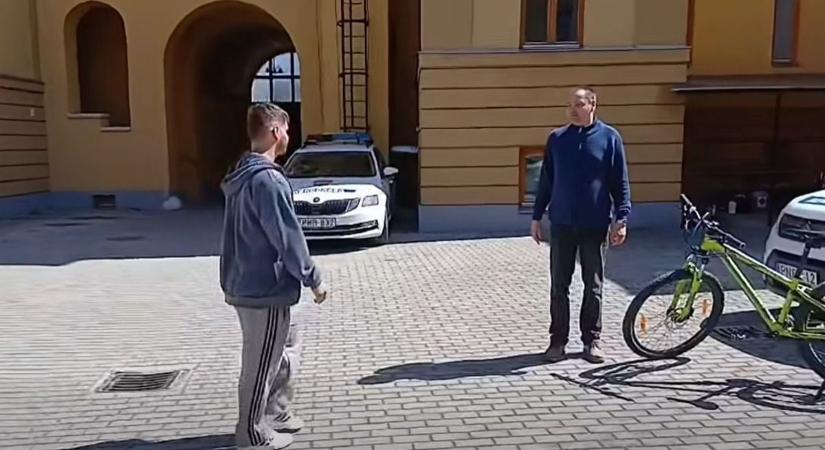Visszakapta ellopott biciklijét a pápai fiú – videón a megható pillanat