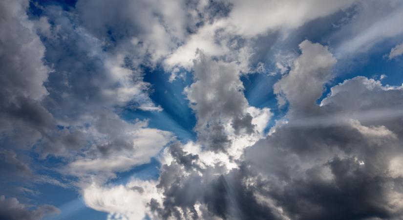 Vékonyodó felhőzet, napos idő várható a mai napon