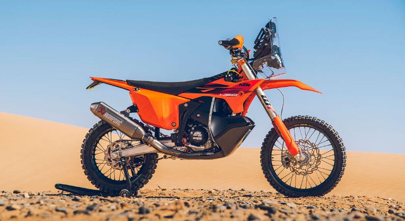 Dakar-élmény a garázsban: bemutatkozott a 2027-es KTM 450 RALLY REPLICA