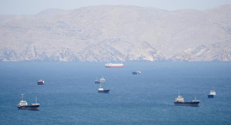 Orosz oligarcha szuperjachtja szelte át a Hormuzi-szorost a blokád ellenére