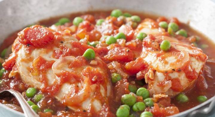 Paradicsomos, zöldborsós csirkemell: kiadós ebéd egyszerűen