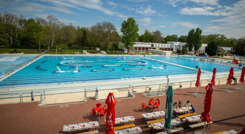 Hideg zuhany: később nyitnak a fürdők, a belépőjegyek is drágulnak – ez az oka