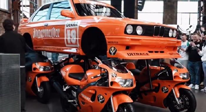 Négy motort és 8 kereket kapott egy E30-as BMW