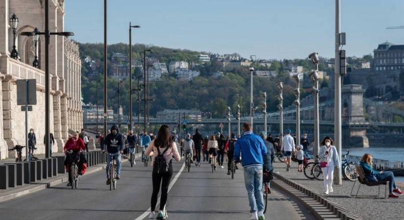 Ekkor nyílik meg a rakpart a gyalogosok és kerékpárosok előtt: eddig nem látott forgalmi rend jön a fővárosban