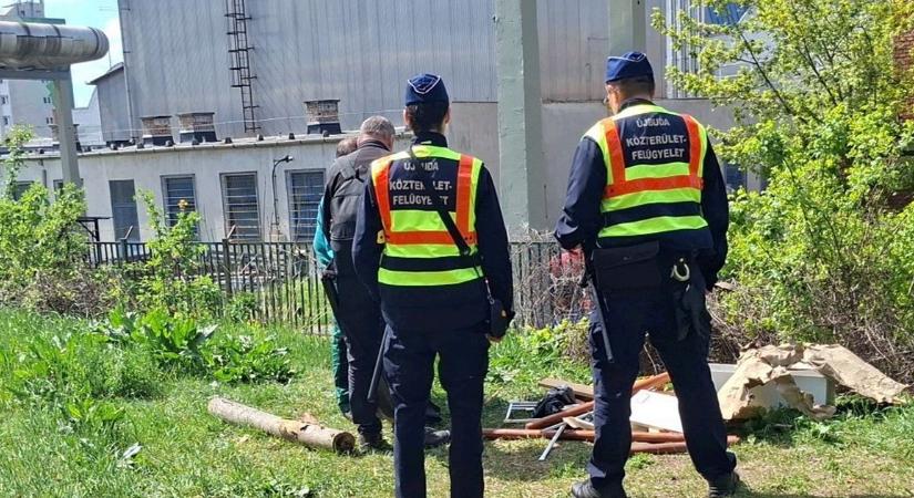 Öntudatlan drogosok lepték el Újbuda parkjait, zaklatják a nőket, agresszívan koldulnak