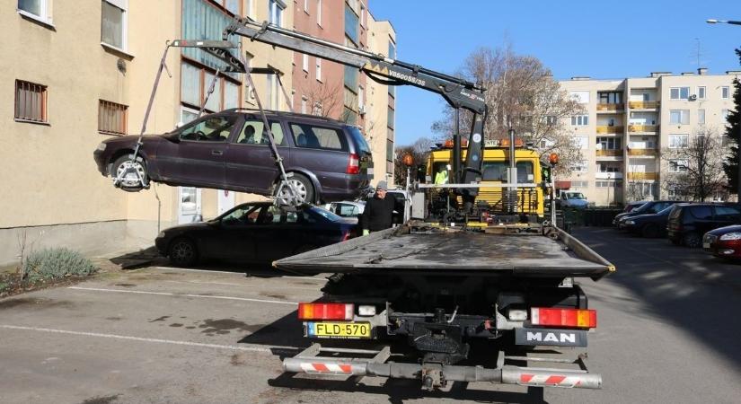 Vigyázzon, hová parkol! Elszállítják az útban lévő járműveket a városban