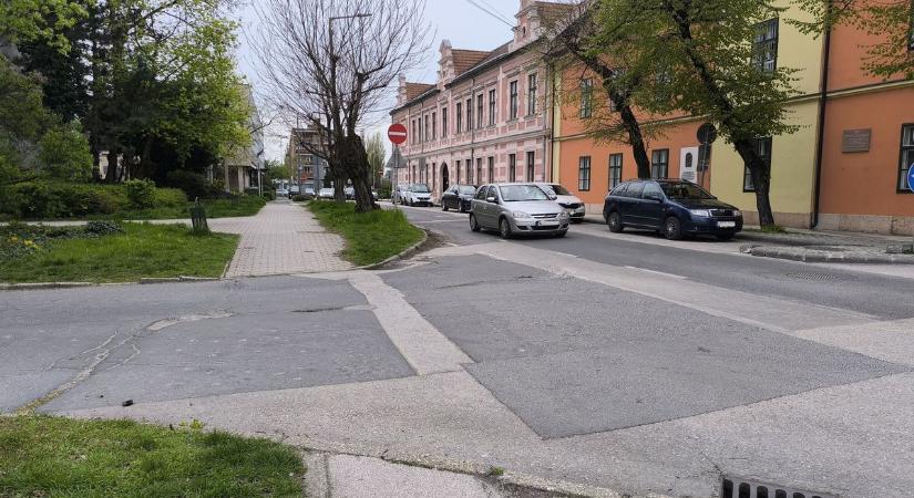 Egy hajszálon múlt a tragédia Tatán – azonnali lépéseket sürgetnek a veszélyes útszakaszon