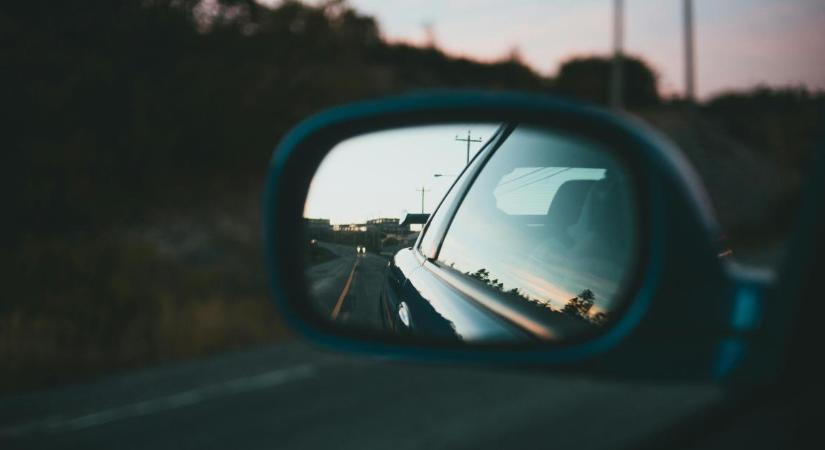 Ez a tükör biztosan balszerencsét hoz: visszapillantón töltötte ki dühét egy férfi Nádudvaron