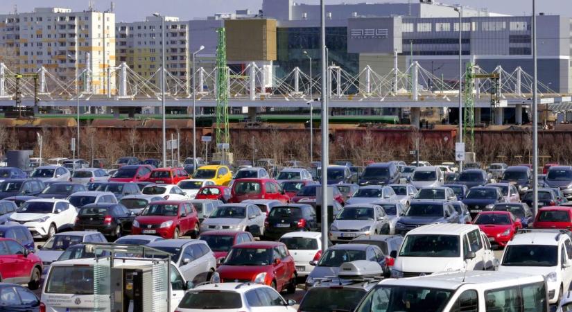 Több mint százmilliót költött parkolóbérlésre a főváros, vita lett a belvárosi helyekből