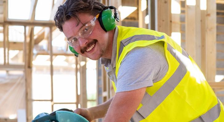 Egyetemi hallgató helyett inkább ács lett, 21 évesen már saját házra gyűjt