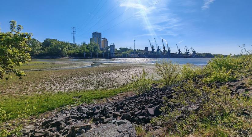 Újabb részek kerültek szárazra az apadó Dunánál  képek