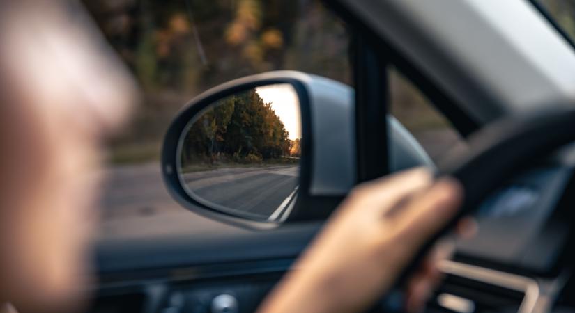 Dühös volt, ezért megrongált egy autót Nádudvaron