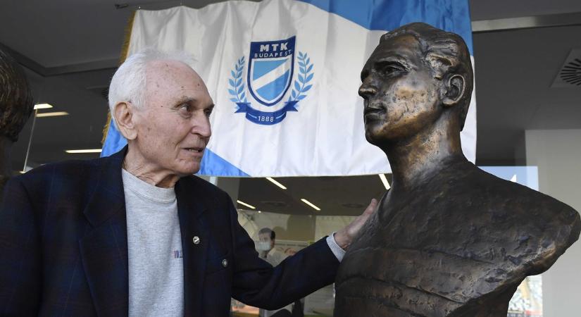 Elesett, beütötte a fejét – A halála előtt két nappal nyilatkozott a focilegenda, akit a svédek sztárja Mesternek hívott