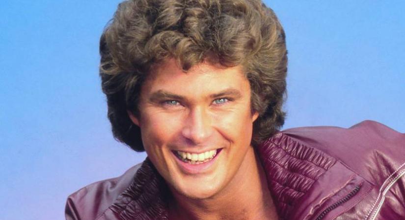 A 73 éves David Hasselhoff és 28 évvel fiatalabb felesége ritka fotón: járókerettel sétált Hayley mellett