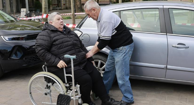 Drámai fotók, így érkeztek fiuk gyilkosának tárgyalására Till Tamás szülei