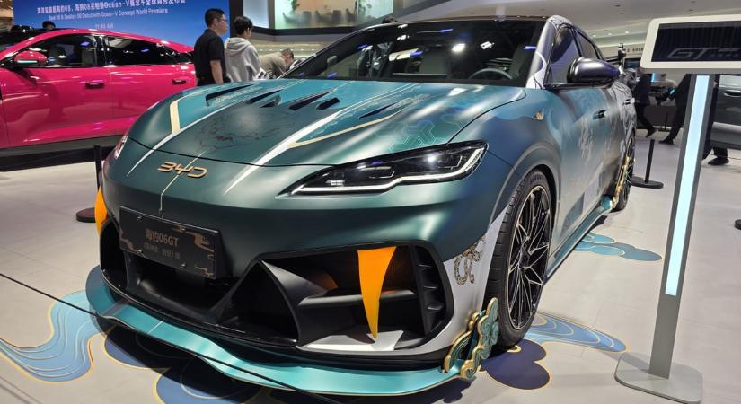 Körbefotóztuk a kínai tuning csimborasszóját, a BYD új elektromos hot hatchét