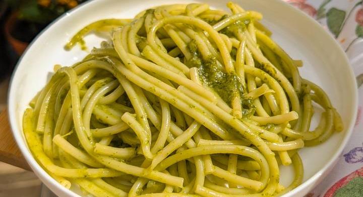 Medvehagymás-sajtos tészta: gyors tavaszi vacsora kezdőknek