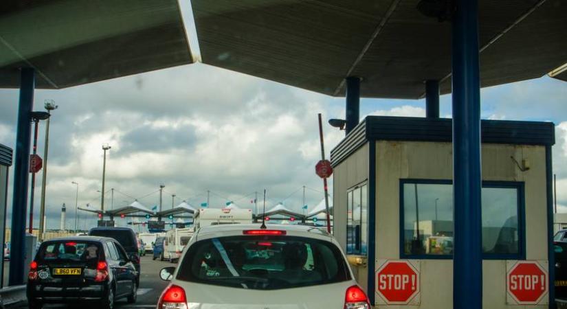 Meghökkentő dolgot találtak a vámosok egy megállított autóban: fotókon az eset