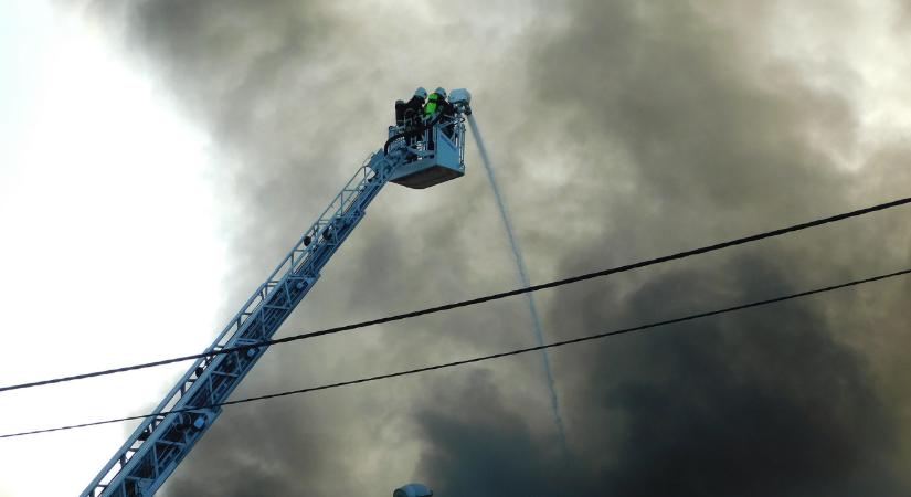 Ötemeletes épület égett, négy település tűzoltói kellettek hozzá – videó