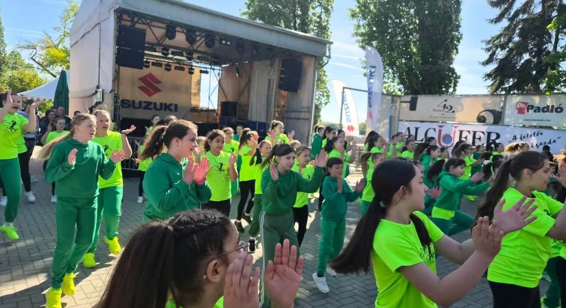 Táncosok lepik el Dorog utcáit