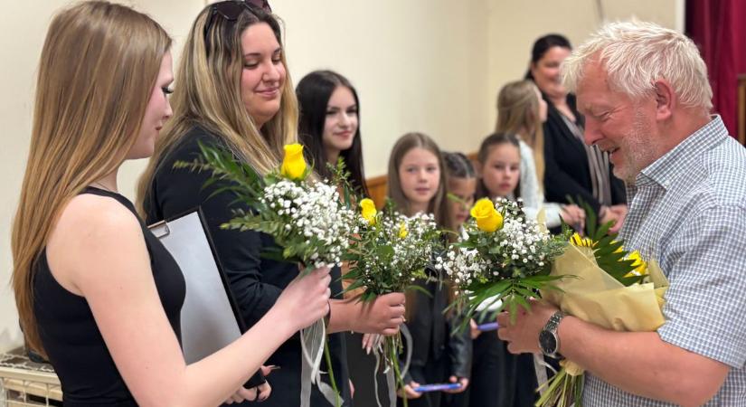 A remény virágai Sárszentágotán – kiállítás a rák elleni küzdelem jegyében (Galéria)